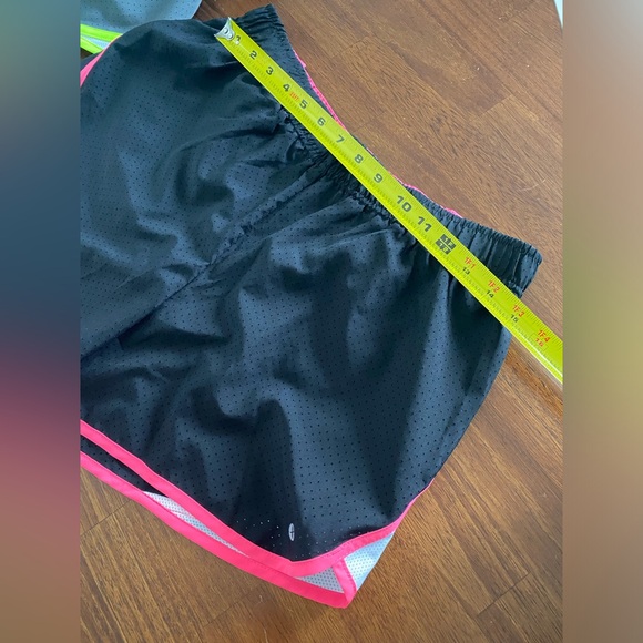 Womens Xersion shorts, size medium - Picture 5 of 5